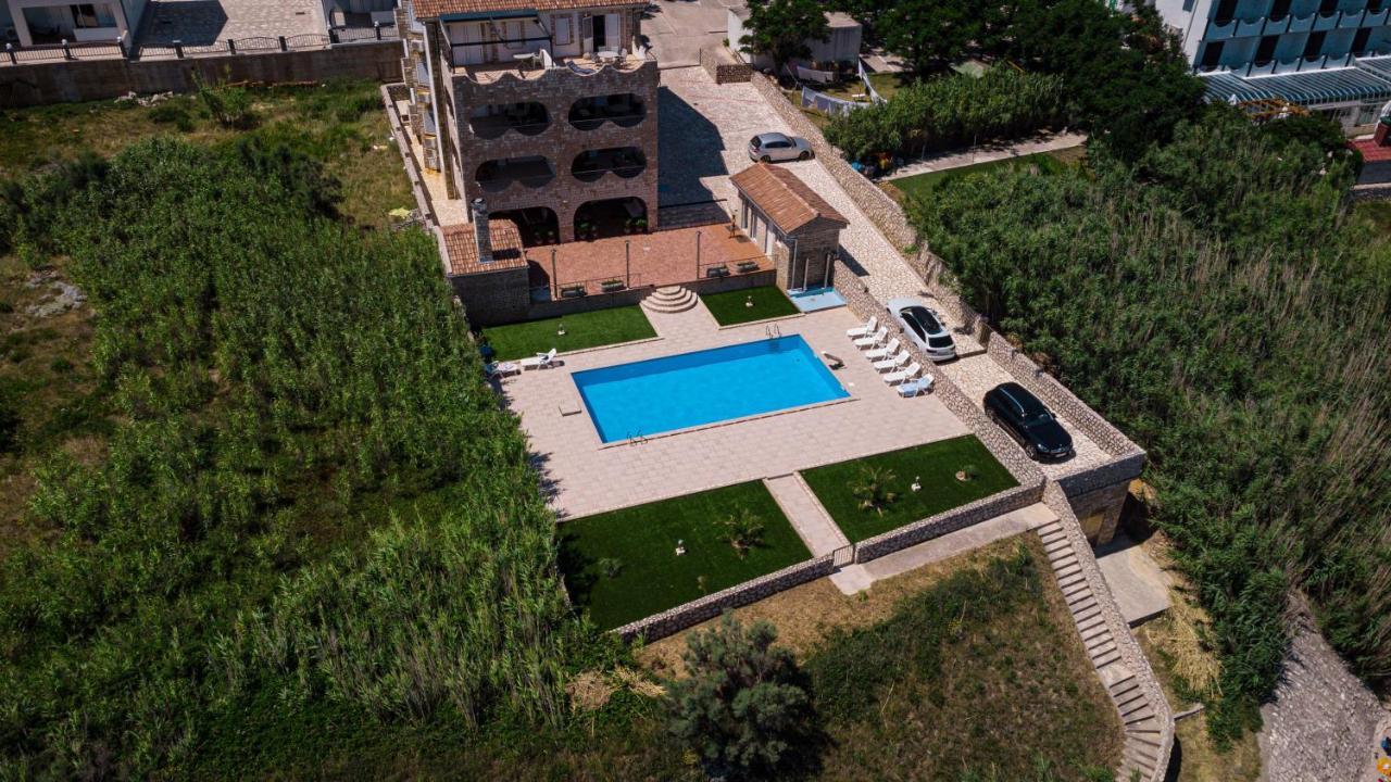 Pool Apartment Ena Pag Town Eksteriør bilde