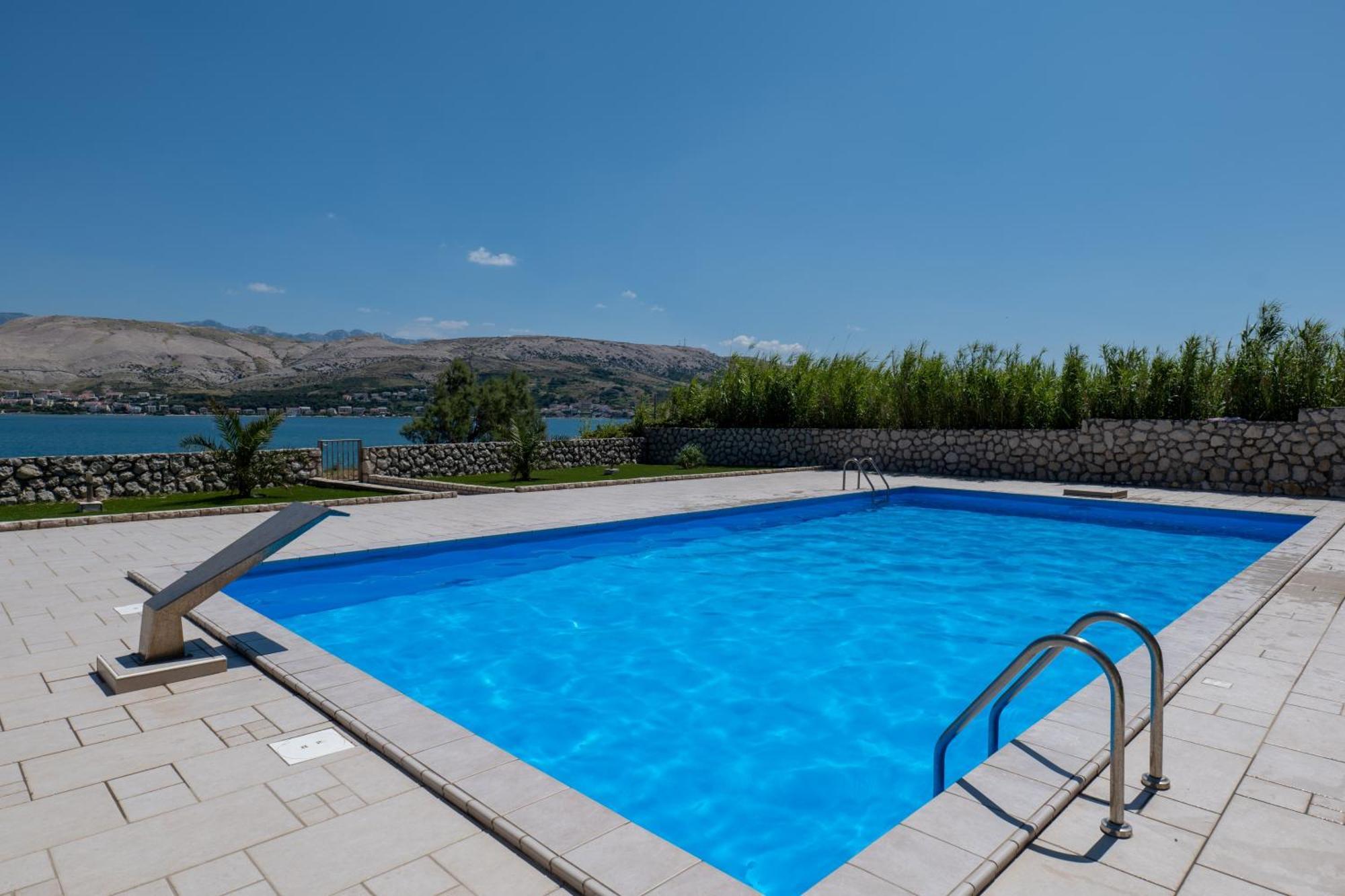Pool Apartment Ena Pag Town Eksteriør bilde