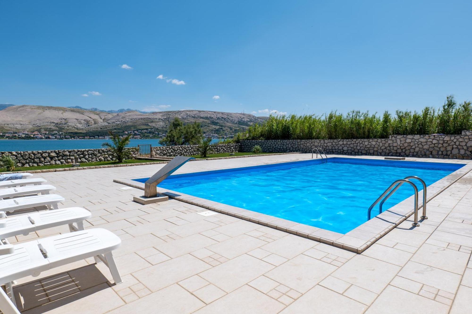 Pool Apartment Ena Pag Town Eksteriør bilde